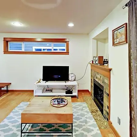Fremont & Woodland Park Zoo Cozy Living Apartment